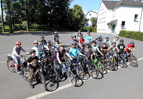 Zur Belohnung fuhren die Sieger des Malwettbewerbs mit dem Fahrrad in die Eisdiele. (Foto: OBK) 