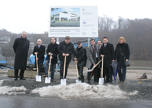 Der symbolische Spatenstich erfolgte durch die Vertreter des Oberbergischen Kreises und der Stadt Gummersbach (Foto: OBK) 