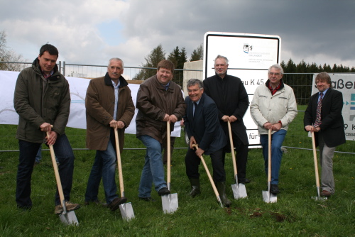 Der Spatenstich: Landrat Hagen Jobi (Mi.), Bürgermeister Uwe Töpfer (2.v.l.), Vertreter des Kreis-Baudezernats, des Rats und der Baufirma (Foto: OBK) 