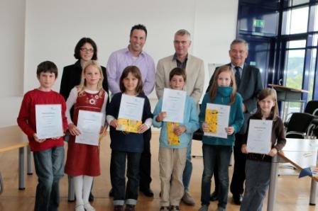 Schulrätin Angelika Freund, Matthias Greven (Grundschule Wiedenest), Stephan Wittkampf (Katholische Grundschule Marienheide) und Landrat Hagen Jobi zeigten sich stolz auf Leon Schwarzenberger, Louisa Rüther, Jordyn Schulz-Andres, Simon Nagora, Celina Kreimendahl und Anika Koop (v.l.) (Foto: OBK)