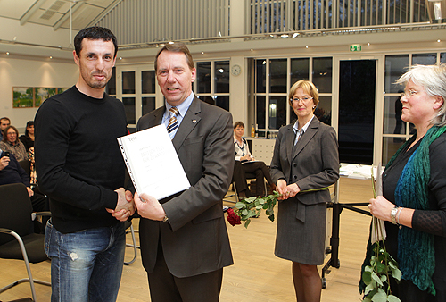 Kreisdirektor Jochen Hagt, Renée Scher und Marianne Dünn von der KVHS gratulieren Goran Stojanovic (Foto: OBK) 