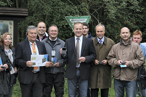 Akteure des Projekts (v.l.): Hanne Mick, Projektmanagement Regionale 2010 Agentur; Landrat Hagen Jobi, Matthias Derlin, Naturarena; Hans-Joachim Weithe, Bezirksregierung Köln; Bürgermeister Peter Koester; Dr. Lothar Scheuer, Aggerverband; Jörg Krczal, Touristinfo Nümbrecht (Foto: OBK)