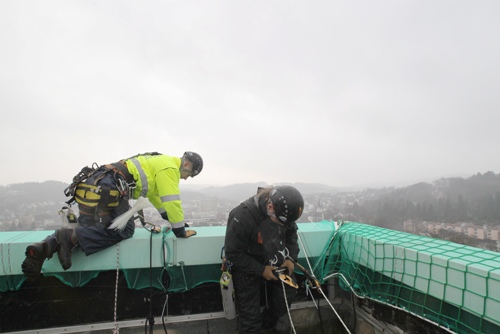 Die Fassadenkletterer starten ihre Arbeiten von der Dachterasse des Kreishauses aus. (Foto: OBK) 