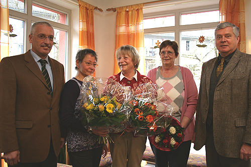 Gute Wünsche zum Start des neuen Weitblick-Büros in Marienheide v.l.n.r. Uwe Töpfer, Bürgermeister; Anette Zimny, Christa Eckhardt, Standortlotsinnen; Christine Krieschel, Lotsen-Assistentin; Sozialdezernent Dr. Jorg Nürmberger (Foto: OBK) 