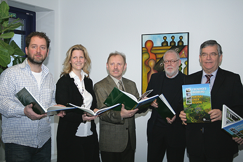 v.l.n.r. Philipp Ising, Fotograf; Angela Altz, Redakteurin; Roland U. Neumann, Fotograf; Ernst-Herbert Ullenboom, Gronenberg-Verlag; Landrat Hagen Jobi (Foto: OBK) 