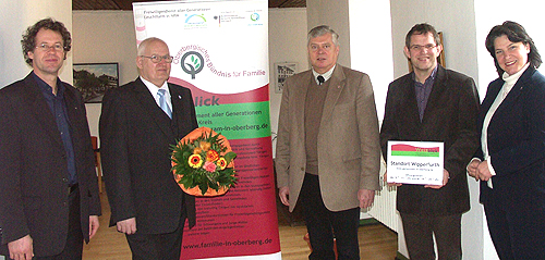 v.l.n.r. Bürgermeister Michael von Rekowski, Standortlotse Wolfgang Eicker, Kreissozialdezernent Dr. Jorg Nürmberger, Leiter Haus der Familie Thomas Dörmbach und Leiterin der Zukunftsinitiative Weitblick Birgit Steuer (Foto: OBK) 