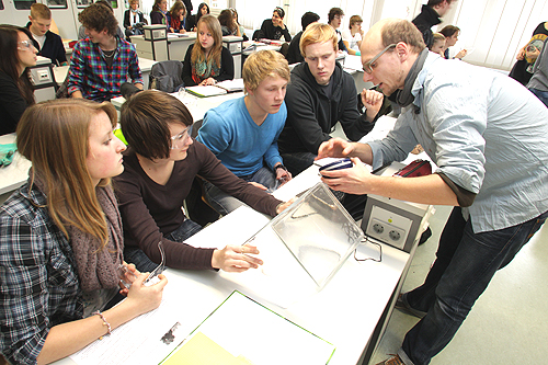 Carolina Höhes, Hannah Krause, Kay-Christoph Heil und Andreas Matus lassen sich von Referendar Kolja Asbahr das CO2-Messgerät erklären. (Foto: OBK)