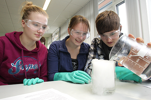 Sabrina Clever, Juliane Ebel und Daniel Griegs experimentieren mit Wasser und Trockeneis. (Foto: OBK)