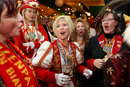 Jecke Wiewer brachten Stimmung ins Kreishaus (Foto: OBK)