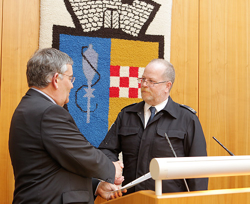 Landrat Hagen Jobi gratuliert dem neuen Kreisbrandmeister Frank-Peter Twilling. (Foto: OBK)