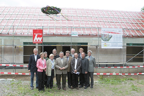 Die Akteure aus Politik und Verwaltung freuen sich über den Baufortschritt (Foto: OBK)