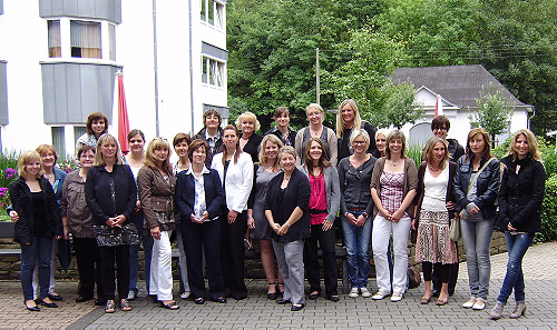 Petra Noß, Fachberaterin für Tageseinrichtungen für Kinder des Jugendamt OBK (zweite Reihe, l.) und Ulrike Diehl, Frühförder- und Fortbildungszentrum Köln-Kalk (zweite Reihe rechts) qualifizierten weitere 24 Mitarbeiterinnen. (Foto: OBK)