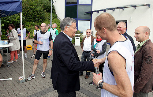 Landrat Hagen Jobi gratuliert den Läufern. (Foto: OBK)