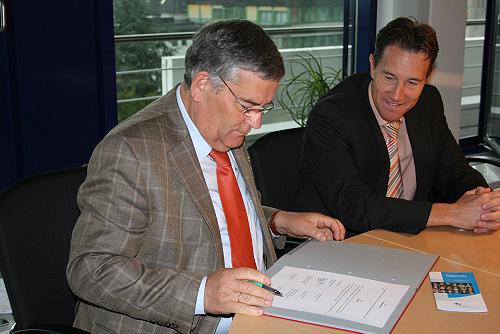 Landrat Hagen Jobi und Ralf Schmallenbach, AOK Rheinland, unterzeichnen den Kooperationsvertrag (Foto: OBK)
