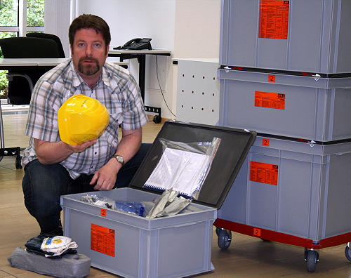 Marcus Vieten, von der LVR Archivberatung stellt das Notfallset vor (Foto: OBK)