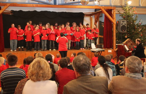 Chorleiter Hildegard Singer und Sebastian Timpe haben mit den 60 jungen Sänern wochenlang Weihnachtslieder einstudiert. (Foto: OBK) Chorleiter Hildegard Singer und Sebastian Timpe haben mit den 60 jungen Sänern wochenlang Weihnachtslieder einstudiert. (Foto: OBK)