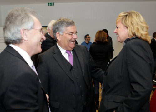 Prof. Dr. Wolfgang Götzke und Landrat Hagen Jobi im Gespräch mit Ursula Kriesten. (Foto: OBK) 