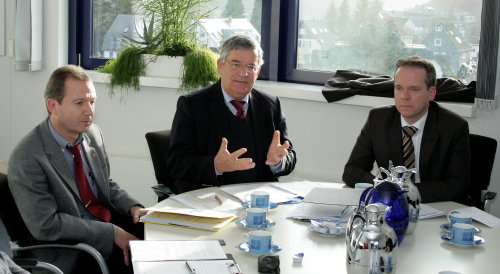 Landrat Hagen Jobi (mitte) stellte mit Kreiskämmerer Klaus Grootens und dem Leiter der Finanzabteilung Wolfgang Hamm den Haushalt 2012. (Foto: OBK) Landrat Hagen Jobi (mitte) stellte mit Kreiskämmerer Klaus Grootens und dem Leiter der Finanzabteilung Wolfgang Hamm den Haushalt 2012. (Foto: OBK)