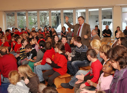 Landrat Hagen Jobi sang mit den beiden Chören Weihnachtslieder. (Foto: OBK)