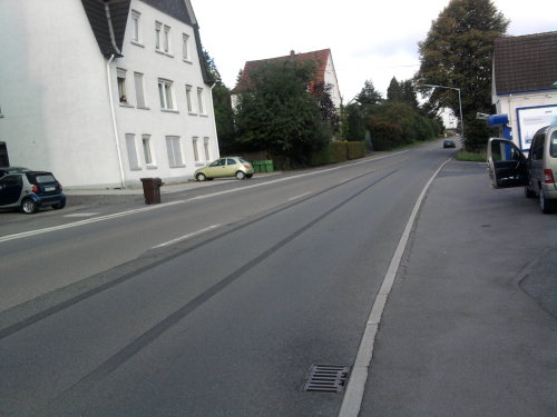 Eine 50 m Bremsspur verursachte ein Autofahrer bei einer Vollbremsung. (Foto: OBK)