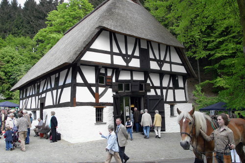 Das historische Bauernhaus Dahl wird zur Ernte-Andacht herbstlich geschmückt (Foto:OBK)
