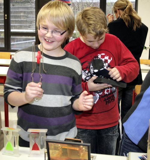 Durch Ausprobieren finden die Schülerinnen und Schüler Lösungen (Foto:OBK)