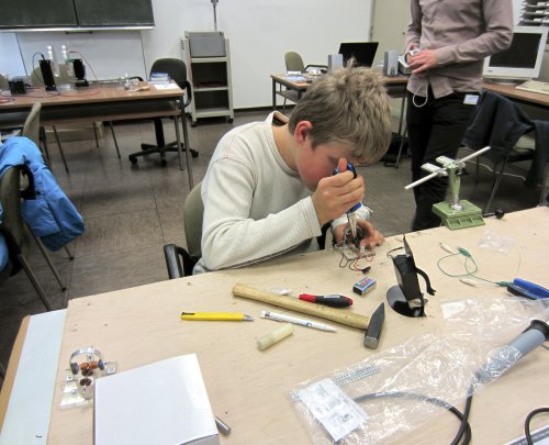 Die Schüler lernten unter anderem kleine Elektromotoren zu bauen (Foto:OBK)
