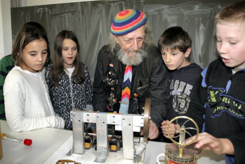 Schülerfragen werden gemeinsam und mit Hilfe von Hillis kreativen Modellen beantwortet (Foto:OBK)