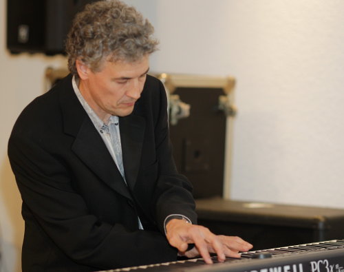 Stefan Heidtmann mit Improvisationen am Klavier. (Foto: OBK)