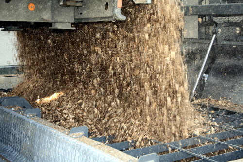 Eine LKW-Ladung Holzhackschnitzel für den Lagerraum (Foto:OBK)