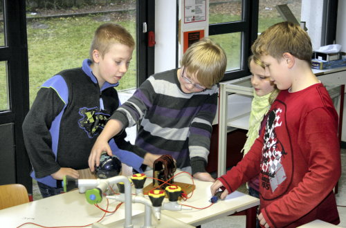 Die Schüler finden sich in kleinen Forscher-Gruppen zusammen (Foto:OBK)