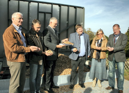 Initiatoren und Betreiber der Heizkraftanlage überzeugen sich von der Qualität der Biomasse (Foto:OBK)