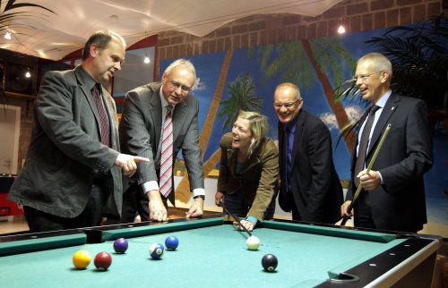 Hausherr Peter Rothausen lud seine Mitstreiter zur einer Partie Billard ein. (Foto: OBK)