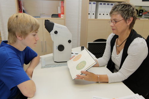 Beim Test auf Farbenblindheit sollte der Betrachter eine 21 lesen können. (Foto: OBK) 