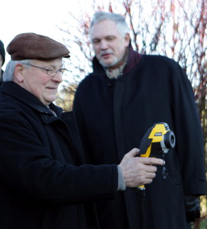 Franz Liebelt (li.)demonstriert die Wärmebildkamera. (Foto: OBK)