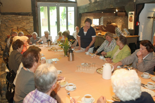 Zeitzeugen erzählen sich zum Thema „Erinnerungen an Anna Schenk“. (Foto: OBK)