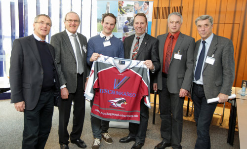 Starten als Kooperationspartner: (v.l.n.r.) Prof. Dr. Bernd Franzkoch, Campus Köln der Fachhochschule Gummersbach; Wilfried Bast, stellvertr. Bürgermeister Wiehl; Eishockeyspieler Petr Macaj; Kreisdirektor Jochen Hagt; Stefan Berz, Vorsitzender des TuS Wiehl Eissport; Manfred Noss, Vorsitzender des FV Wiehl (Foto: OBK) 