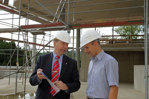 Der Rohbau des großen Gläsernen Pavillons war eine großartige Herausforderung, sagt Bauunternehmer Thomas Weschenbach(r.)
(Foto:OBK) Der Rohbau des großen Gläsernen Pavillons war eine großartige Herausforderung, sagt Bauunternehmer Thomas Weschenbach(r.)
(Foto:OBK)