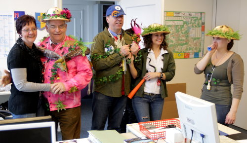 Wenige Büros ließ der Feiertross auf dem Weg in Feierstätte aus. (Foto: OBK)