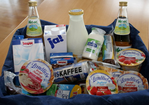 Mit einem Präsentkorb warben Vertreter der oberbergischen Landwirtschaft für heimische Produkte (Foto:OBK) Mit einem Präsentkorb warben Vertreter der oberbergischen Landwirtschaft für heimische Produkte (Foto:OBK)