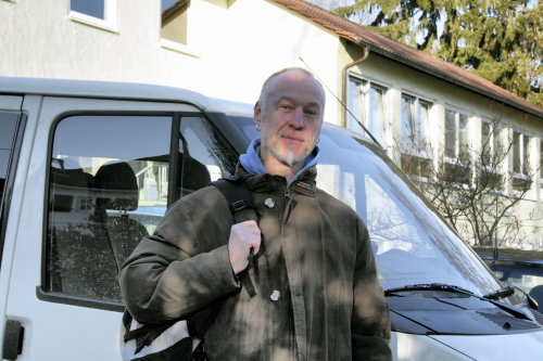 Mit seinem Kleinbus ist der Streetworker im gesamten Südkreis unterwegs (Foto:OBK)