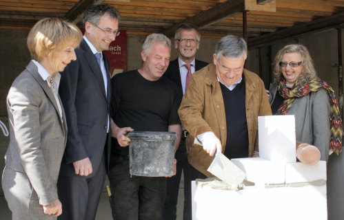 Landrat Hagen Jobi bereitet die Grundsteinlegung mit Kelle und Mörtel vor. (Foto:OBK)