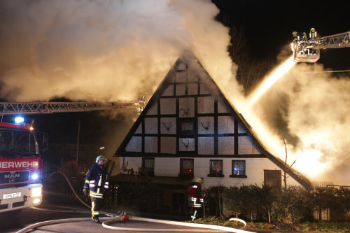 Die Drehleitern der Stadt Bergneustadt und der Stadt Gummersbach waren im Einsatz. (Foto: OBK)