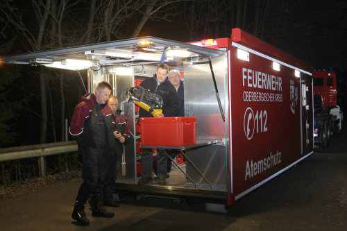 Nach ca. 20 bis 25 Minuten meldete die Besatzung des AB-Atemschutzes ihre Einsatzbereitschaft vor Ort. (Foto: OBK) Nach ca. 20 bis 25 Minuten meldete die Besatzung des AB-Atemschutzes ihre Einsatzbereitschaft vor Ort. (Foto: OBK)