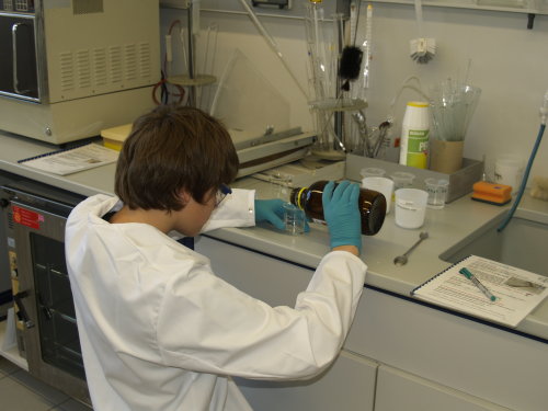 Schülerinnen und Schüler im Oberbergischen sollen im zentralen Schülerlabor forschen, experimentieren und die Berufswelt kennenlernen (Foto: OBK) 