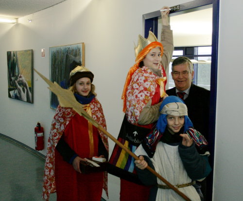 Die Sternsinger bringen Gottes Segen in die Kreisverwaltung. (Foto: OBK)