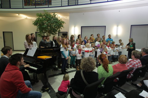 Die "Ohrwürmer" des CVJM Lützingen singen: "Auf uns Kinder kommt es an" (Foto:OBK)