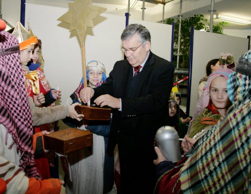 Auch Landrat Hagen Jobi füllt die Spendendose der Sternsinger. (Foto: OBK)