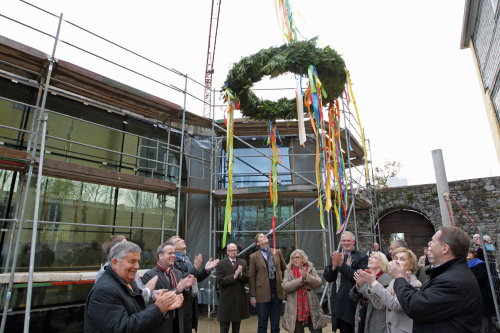 Unter Applaus wird der Richtkranz hochgezogen und schwebt über den Gläsernen Pavillons.(Foto: OBK)