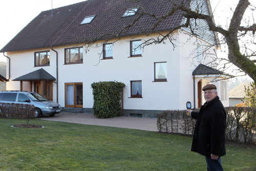 Franz Liebelt fotografiert ein Einfamilienhaus mit der Wärmebildkamera. (Foto: OBK)